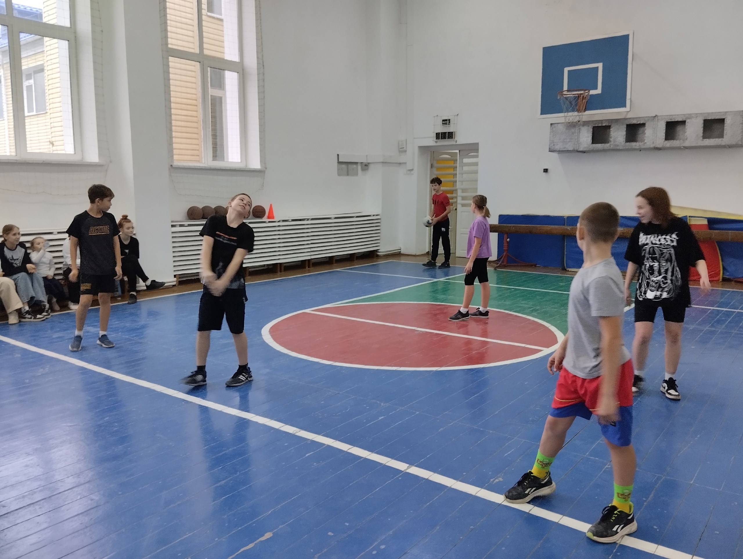 дружеская встреча по пионерболу учеников 5-8 классов.